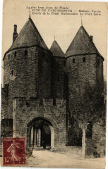 Cité de Carcassonne-Madame Carcas-Entrée de la Porte Narbonnaise à Carcassonne