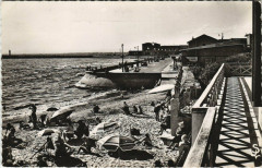 La Grau-du-Roi - Le bord de mer a son arrivée sur la plage -
													30 Gard
												