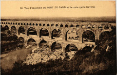 Vue d'ensemble du Pont-du-Gard et la route qui le traverse