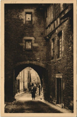 Uzerche Porte Bécharie à Uzerche