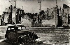 La place et l'automobile du Dr.Desourteau -
													87 Haute Vienne
												