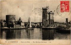 La Rochelle - Entrée du Port - The Harbour Entrance à La Rochelle