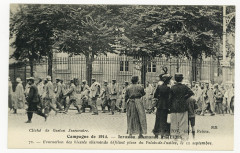 Evacuation des blessés allemands défilant place du Palais-de-Justice, le 11 septembre. Campagne de 1 P-Fg-Cp-00686