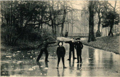 Bois de Vincennes - Pont rustique et Grande rivière du Lac Daumesnil à Paris 12e