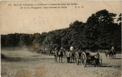 Bois de Vincennes - Artilleurs à l'exercice près les buttes de tir du Polygone à Paris
