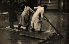 Paris Inondations Radeau de fortune à Paris