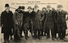 Carte postale ancienne Ivry Crue De La Seine Mr Lepine Prefet De Police Donne Des Indications
                                                                     à Ivry-sur-Seine
                                