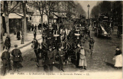 Paris Le Boulevard des Capucines. Le Service des Voitures à Paris