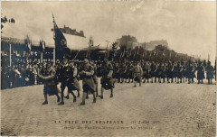 Carte postale ancienne La Fête des Drapeaux (14 Juillet 1917) - Défilé des Fusiliers Marins devant les tribunes
                                                                     à Paris 12e
                                