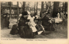 Carte postale ancienne Aux Champs-Elysées
                                                                     à Paris 8e
                                
