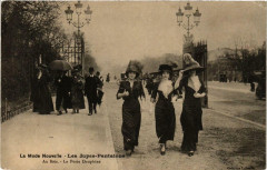 Carte postale ancienne La Mode Nouvelle - Les Jupes-Pantalons - Au Bois - La Porte Dauphine
                                                                     à Paris 16e
                                
