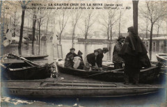 Carte postale ancienne La Grande Crue de la Seine - Rescapés d'Ivry amenés par bateau à la Porte de la Gare
                                                                     à Paris 13e
                                