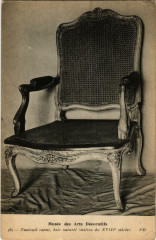Paris (1e) Musée des Arts Decoratifs. Fauteuil à Paris 1er