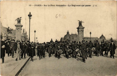 Paris (7e) Sur le Pont Alexandre Le Regiment qui passe à Paris 7e