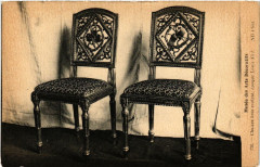 Paris (1e) Musée des Arts Decoratifs. Chaises bois sculpte à Paris 1er