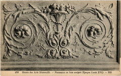 Paris (1e) Musée des Arts Decoratifs. Panéeaux en bois sculpte à Paris 1er