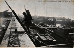 Paris (4e) Berges de la Seine Dechargement de Briques à Paris 4e