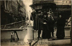 Paris La grande Crue de la Seine 1910 un agent galant à Paris