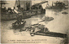 Paris Les Inondations 12 Epaves de bateaux emportes à Paris