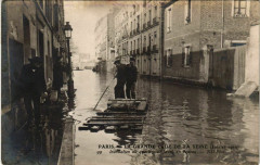 Carte postale ancienne La grande crue de la Seine (Janvier 1910) - Inondation du quartier de Javel, un radeau
                                                                     à Paris 15e
                                
