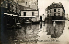 Carte postale ancienne La grande crue de la Seine (Janvier 1910) - inondation du Quartier de Javel, sauvetage sur un radeau
                                                                     à Paris 15e
                                