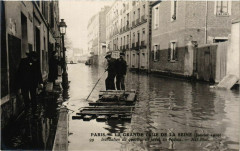 Carte postale ancienne La grande crue de la Seine (Janvier 1910) - Inondation du quartier de Javel, un radeau
                                                                     à Paris 15e
                                