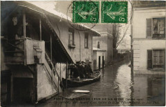 Carte postale ancienne La Grande Crue de la Seine (janvier 1910) - Auteuil - Un sauvetage dans la cour d'une maison de la rue Félicien-David
                                                                     à Paris 16e
                                