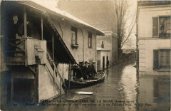 Carte postale ancienne La Grande Crue de la Seine (janvier 1910) - Auteuil - Un sauvetage dans la cour d'une maison de la rue Félicien-David
                                                                     à Paris 16e
                                