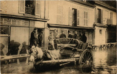 Carte postale ancienne Le XVe Arrondissement inondé (Janvier 1910) - Le fiacre des habitants de la rue de Javel
                                                                     à Paris 15e
                                