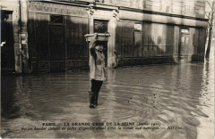Paris La Grande Crue de la Seine 1910 Garcon boucher à Paris