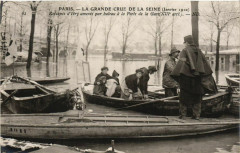 Carte postale ancienne La Grande Crue de la Seine - Rescapés d'Ivry amenés par bateau à la Porte de la Gare
                                                                     à Paris 13e
                                
