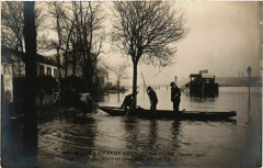 Carte postale ancienne La Grande Crue de la Seine (Janvier 1910) - Sauveteurs au Quai d'Auteuil
                                                                     à Paris 16e
                                
