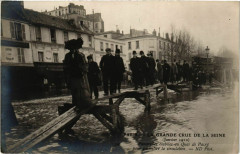 Carte postale ancienne La Grande Crue de la Seine (Janvier 1910) - Passerelles établies au Quai de Passy pour permettre la circulation
                                                                     à Paris 16e
                                