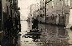 Carte postale ancienne La grande crue de la Seine (Janvier 1910) - Inondation du quartier de Javel, un radeau
                                                                     à Paris 15e
                                