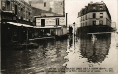 Carte postale ancienne La grande crue de la Seine (Janvier 1910) - inondation du Quartier de Javel, sauvetage sur un radeau
                                                                     à Paris 15e
                                
