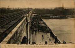 Carte postale ancienne La Grande Crue de la Seine (janvier 1910) - Les ordures ménagères sont jetées à la Seine au Viaduc du Point-du-Jour
                                                                     à Paris 16e
                                