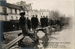 Carte postale ancienne La Grande Crue de la Seine (Janvier 1910) - Passerelles établies au Quai de Passy pour permettre la circulation
                                                                     à Paris 16e
                                