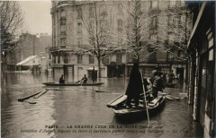 Carte postale ancienne La Grande Crue de la Seine (janvier 1910) - Inondation d'Auteuil - Sapeurs du Génie portant secours aux Habitants
                                                                     à Paris 16e
                                