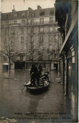 Carte postale ancienne La Grande Crue de la Seine (Janvier 1910) - Sauveteurs portant secours aux Habitants à Auteuil
                                                                     à Paris 16e
                                