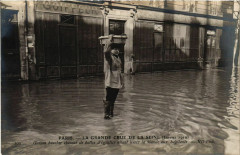 Paris La grande Crue de la Seine 1910 Garcon boucher à Paris