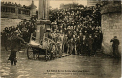 Carte postale ancienne La Crue de la Seine -  Quai de Passy - On transborde le Monde sur des Charettes
                                                                     à Paris 16e
                                