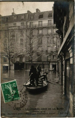 Carte postale ancienne La Grande Crue de la Seine (Janvier 1910) - Sauveteurs portant secours aux Habitants à Auteuil
                                                                     à Paris 16e
                                
