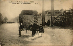 Carte postale ancienne La Crue de la Seine (Janvier 1910) - Quai de Passy - Un Déménagement
                                                                     à Paris 16e
                                