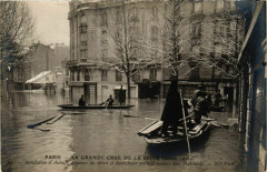 Carte postale ancienne La Grande Crue de la Seine (janvier 1910) - Inondation d'Auteuil - Sapeurs du Génie portant secours aux Habitants
                                                                     à Paris 16e
                                