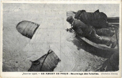 Carte postale ancienne Janvier 1910 - En amont de Paris : Sauvetage des futailles
                                                                     à Paris 12e
                                