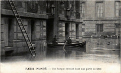 Paris Inonde Un barque entrant dans une porte cochere à Paris