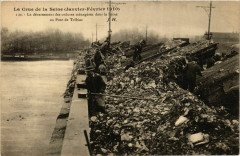 Carte postale ancienne La Crue de la Seine (Janvier-Février 1910) - Le déversement des ordures ménagères dans la Seine au Pont de Tolbiac
                                                                     à Paris 12e
                                