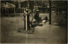 Carte postale ancienne La Crue de la Seine (Janvier 1910) - Un Radeau improvisé dans un Jardin de la Rue Van Loo
                                                                     à Paris 16e
                                