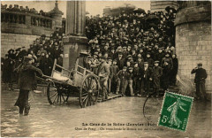 Carte postale ancienne La Crue de la Seine -  Quai de Passy - On transborde le Monde sur des Charettes
                                                                     à Paris 16e
                                