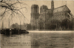 Paris Inonde 22 N - D. entourée d'eau à Paris